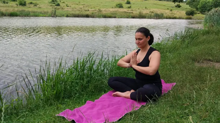 Meditație lângă apă