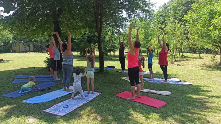 Yoga în parc, pentru toată familia