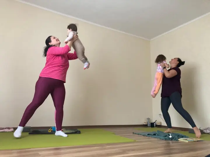 Yoga postnatală: forță și joacă
